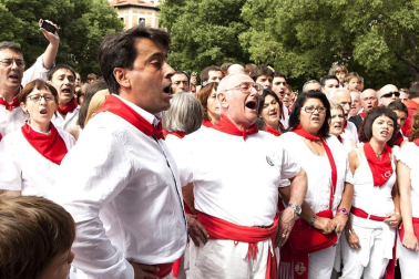 La procesión en honor a San Fermín por las calles de Pamplona.
