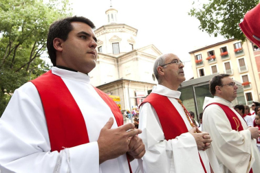 La procesión en honor a San Fermín por las calles de Pamplona.
