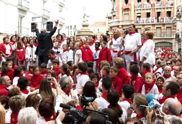 La procesión en honor a San Fermín por las calles de Pamplona.