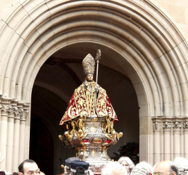 La procesión en honor a San Fermín por las calles de Pamplona.