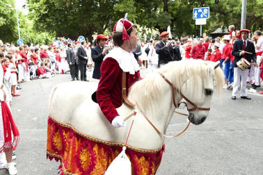 La procesión en honor a San Fermín por las calles de Pamplona.