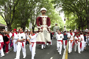 La procesión en honor a San Fermín por las calles de Pamplona.