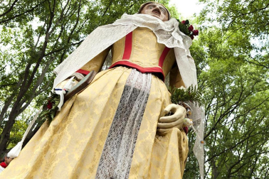 La procesión en honor a San Fermín por las calles de Pamplona.