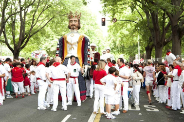 La procesión en honor a San Fermín por las calles de Pamplona.