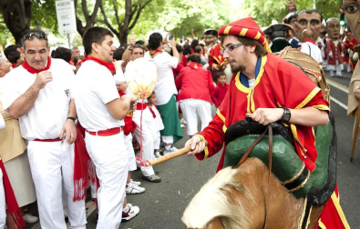 La procesión en honor a San Fermín por las calles de Pamplona.