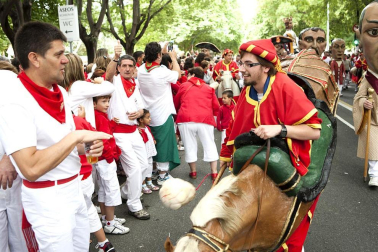 La procesión en honor a San Fermín por las calles de Pamplona.