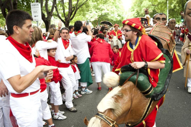 La procesión en honor a San Fermín por las calles de Pamplona.
