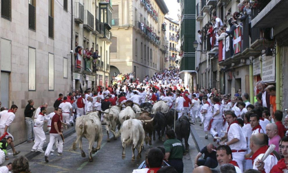 El segundo encierro de los Sanfermines 2011, protagonizado por toros de la ganadería Cebada Gago, ha dejado un corneado, un puntazo y seis heridos por contusiones y traumatismos