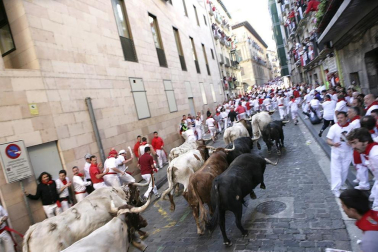 El segundo encierro de los Sanfermines 2011, protagonizado por toros de la ganadería Cebada Gago, ha dejado un corneado, un puntazo y seis heridos por contusiones y traumatismos