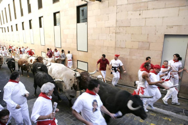 El segundo encierro de los Sanfermines 2011, protagonizado por toros de la ganadería Cebada Gago, ha dejado un corneado, un puntazo y seis heridos por contusiones y traumatismos