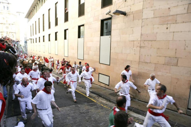 El segundo encierro de los Sanfermines 2011, protagonizado por toros de la ganadería Cebada Gago, ha dejado un corneado, un puntazo y seis heridos por contusiones y traumatismos