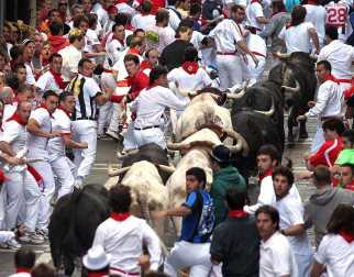 El segundo encierro de los Sanfermines 2011, protagonizado por toros de la ganadería Cebada Gago, ha dejado un corneado, un puntazo y seis heridos por contusiones y traumatismos