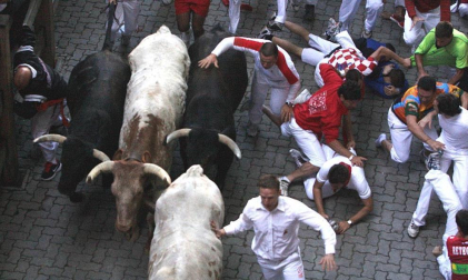 El segundo encierro de los Sanfermines 2011, protagonizado por toros de la ganadería Cebada Gago, ha dejado un corneado, un puntazo y seis heridos por contusiones y traumatismos