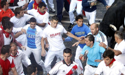El segundo encierro de los Sanfermines 2011, protagonizado por toros de la ganadería Cebada Gago, ha dejado un corneado, un puntazo y seis heridos por contusiones y traumatismos