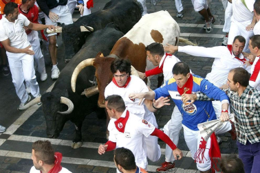 El segundo encierro de los Sanfermines 2011, protagonizado por toros de la ganadería Cebada Gago, ha dejado un corneado, un puntazo y seis heridos por contusiones y traumatismos