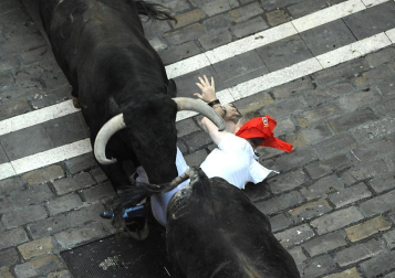 El segundo encierro de los Sanfermines 2011, protagonizado por toros de la ganadería Cebada Gago, ha dejado un corneado, un puntazo y seis heridos por contusiones y traumatismos