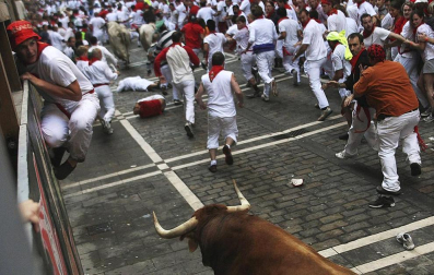 El segundo encierro de los Sanfermines 2011, protagonizado por toros de la ganadería Cebada Gago, ha dejado un corneado, un puntazo y seis heridos por contusiones y traumatismos