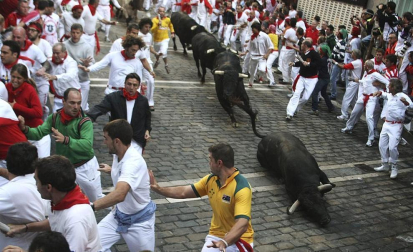 El segundo encierro de los Sanfermines 2011, protagonizado por toros de la ganadería Cebada Gago, ha dejado un corneado, un puntazo y seis heridos por contusiones y traumatismos