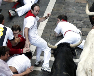 El segundo encierro de los Sanfermines 2011, protagonizado por toros de la ganadería Cebada Gago, ha dejado un corneado, un puntazo y seis heridos por contusiones y traumatismos