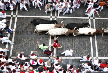 El segundo encierro de los Sanfermines 2011, protagonizado por toros de la ganadería Cebada Gago, ha dejado un corneado, un puntazo y seis heridos por contusiones y traumatismos