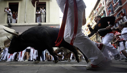 El segundo encierro de los Sanfermines 2011, protagonizado por toros de la ganadería Cebada Gago, ha dejado un corneado, un puntazo y seis heridos por contusiones y traumatismos