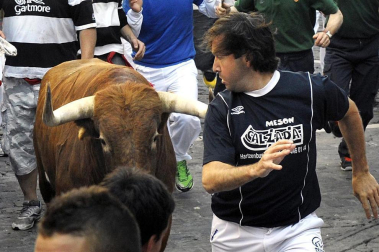 El segundo encierro de los Sanfermines 2011, protagonizado por toros de la ganadería Cebada Gago, ha dejado un corneado, un puntazo y seis heridos por contusiones y traumatismos