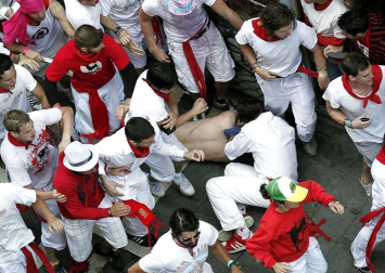 El segundo encierro de los Sanfermines 2011, protagonizado por toros de la ganadería Cebada Gago, ha dejado un corneado, un puntazo y seis heridos por contusiones y traumatismos