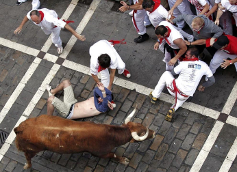 El segundo encierro de los Sanfermines 2011, protagonizado por toros de la ganadería Cebada Gago, ha dejado un corneado, un puntazo y seis heridos por contusiones y traumatismos