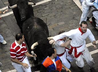 Imágenes del segundo encierro de los Sanfermines 2011 protagonizado por toros de la ganadería Cebada Gago.