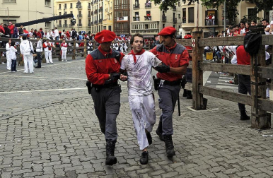 Imágenes del segundo encierro de los Sanfermines 2011 protagonizado por toros de la ganadería Cebada Gago.