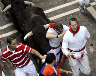 Imágenes del segundo encierro de los Sanfermines 2011 protagonizado por toros de la ganadería Cebada Gago.