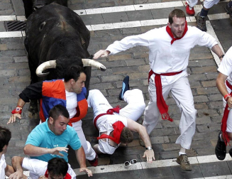 Imágenes del segundo encierro de los Sanfermines 2011 protagonizado por toros de la ganadería Cebada Gago.