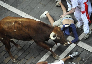 Imágenes del segundo encierro de los Sanfermines 2011 protagonizado por toros de la ganadería Cebada Gago.