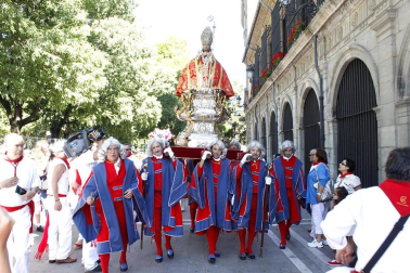 Los niños pamploneses acudieron a realizar la tradicional ofrenda floral al santo.
