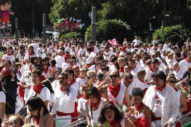 Los niños pamploneses acudieron a realizar la tradicional ofrenda floral al santo.