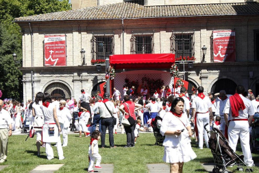 Los niños pamploneses acudieron a realizar la tradicional ofrenda floral al santo.
