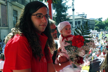 Los niños pamploneses acudieron a realizar la tradicional ofrenda floral al santo.