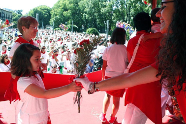 Los niños pamploneses acudieron a realizar la tradicional ofrenda floral al santo.