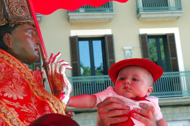 Los niños pamploneses acudieron a realizar la tradicional ofrenda floral al santo.
