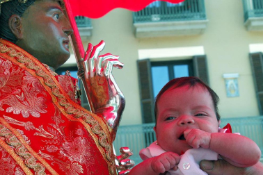 Los niños pamploneses acudieron a realizar la tradicional ofrenda floral al santo.