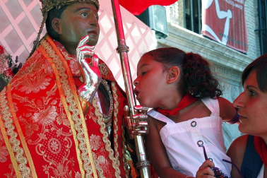 Los niños pamploneses acudieron a realizar la tradicional ofrenda floral al santo.