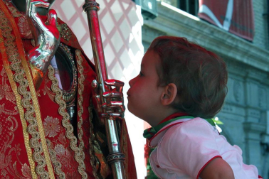 Los niños pamploneses acudieron a realizar la tradicional ofrenda floral al santo.