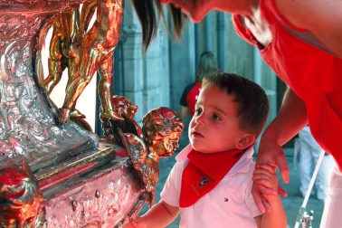 Los niños pamploneses acudieron a realizar la tradicional ofrenda floral al santo.