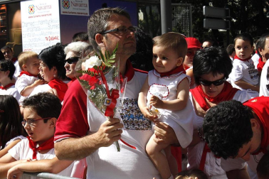 Los niños pamploneses acudieron a realizar la tradicional ofrenda floral al santo.