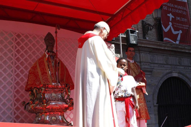 Los niños pamploneses acudieron a realizar la tradicional ofrenda floral al santo.