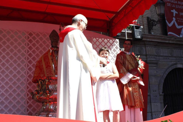 Los niños pamploneses acudieron a realizar la tradicional ofrenda floral al santo.