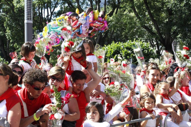 Los niños pamploneses acudieron a realizar la tradicional ofrenda floral al santo.
