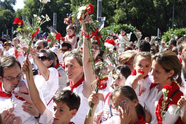 Los niños pamploneses acudieron a realizar la tradicional ofrenda floral al santo.