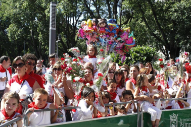 Los niños pamploneses acudieron a realizar la tradicional ofrenda floral al santo.