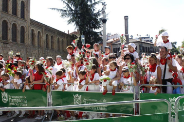 Los niños pamploneses acudieron a realizar la tradicional ofrenda floral al santo.